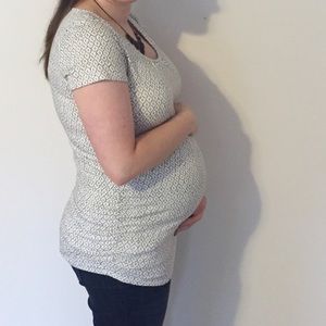 Motherhood Maternity White T-shirt w/Black Pattern
